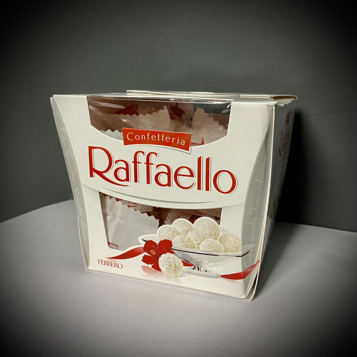 Конфеты Raffaello с цельным миндальным орехом в кокосовой обсыпке, 300 г