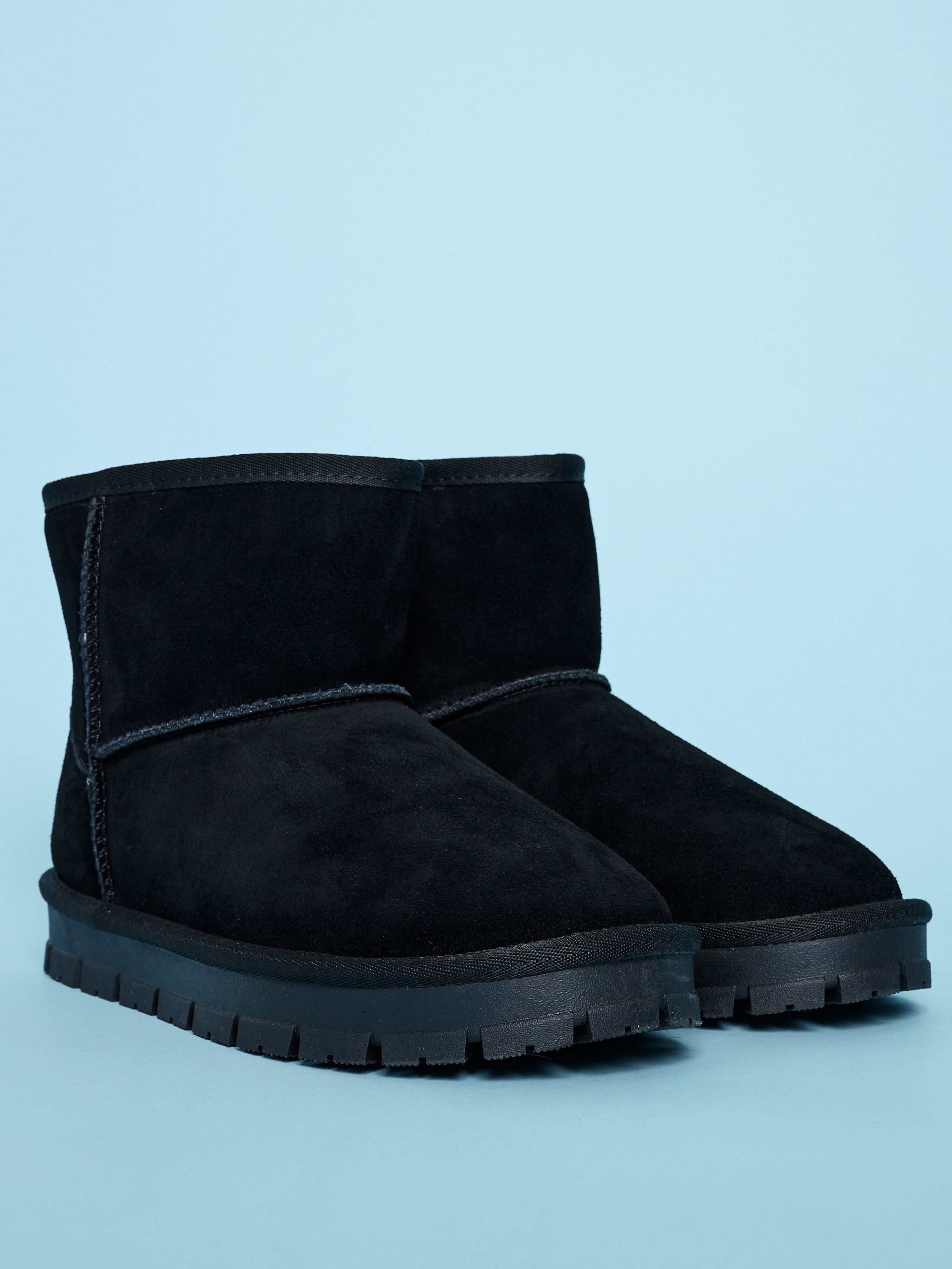 Black uggs deals with diamonds