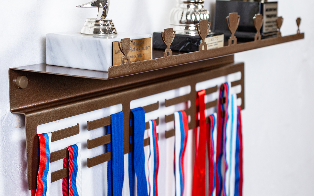 спортивные награды и кубки на столе