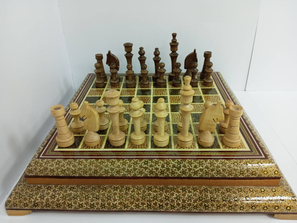 Шахматная доска с фигурками из дерева - купить с доставкой по выгодным ...