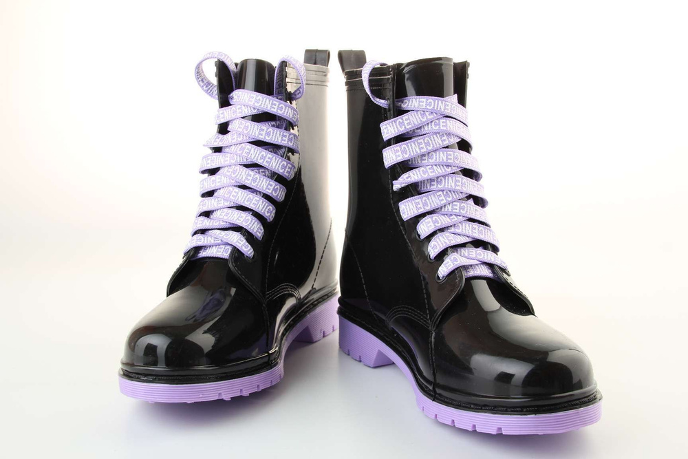 Фиолетовые ботинки. Ботинки с фиолетовой подошвой женские. Ботинки c фиолетовой подошвой.