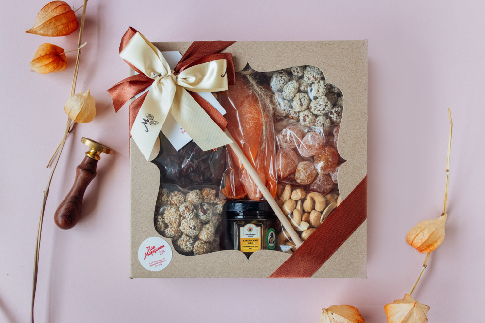 Подарочный набор с орехами, сухофруктами и медом "Ничего лишнего", бокс полезных сладостей в подарочной #1
