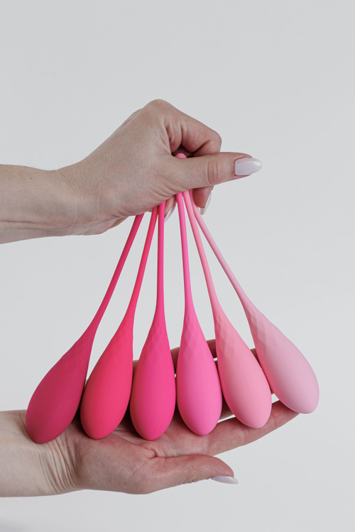 MFF күйеуімнің көзінше секс Лесбиянка әйелді тінтуде