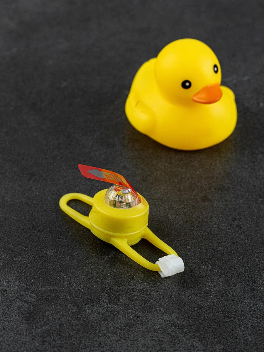 Резиновая утка в шлеме. Игрушка утка в машину. Игрушка утка в машину. Резиновая утка в машину. Уточка в машину.