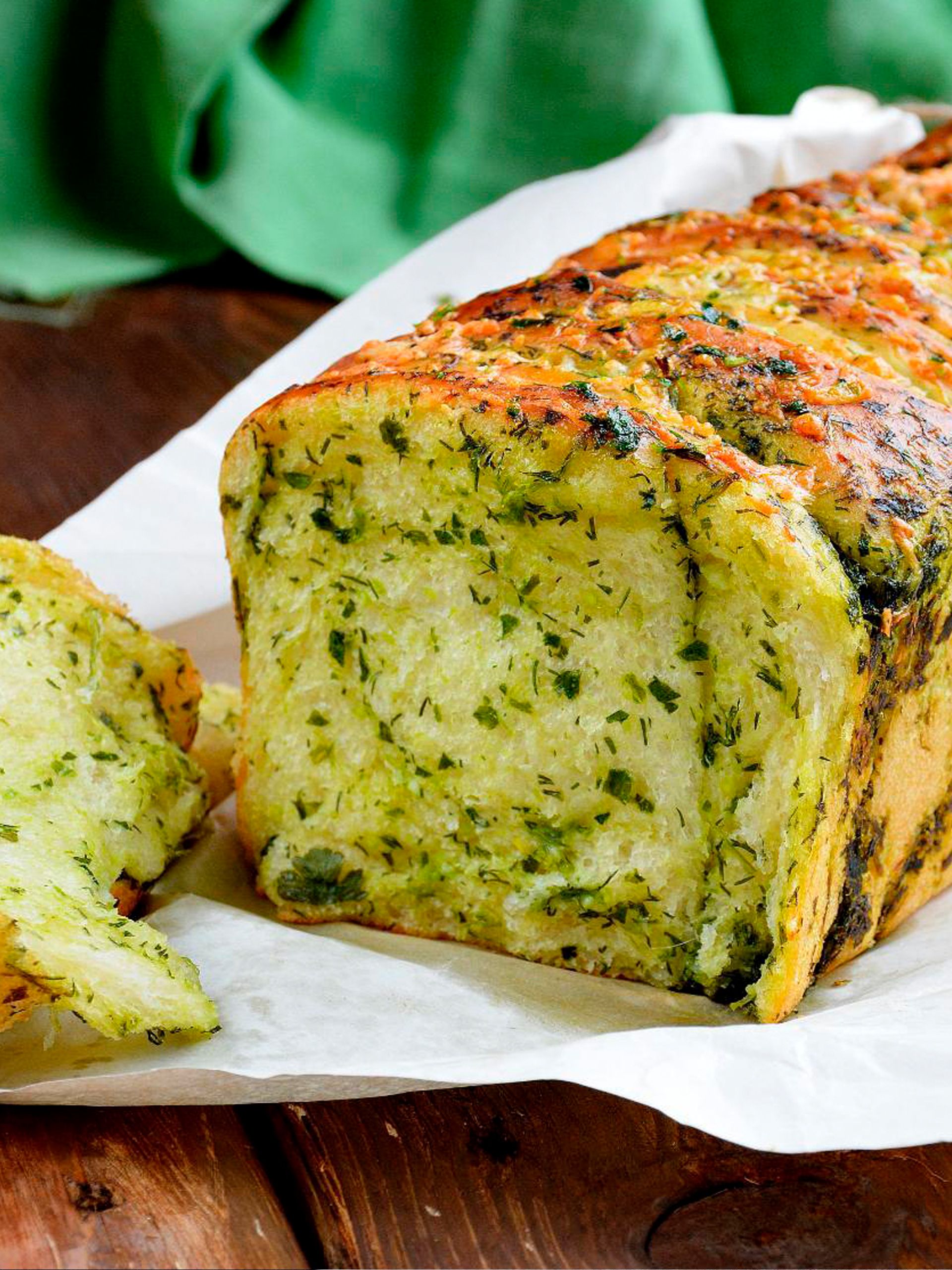 Хлеб чесночный в духовке в домашних условиях. Хлеб с зеленью. Чесночный хлеб с зеленью. Чесночный хлеб с сыром и зеленью. Хлеб с чесноком и зеленью в духовке.