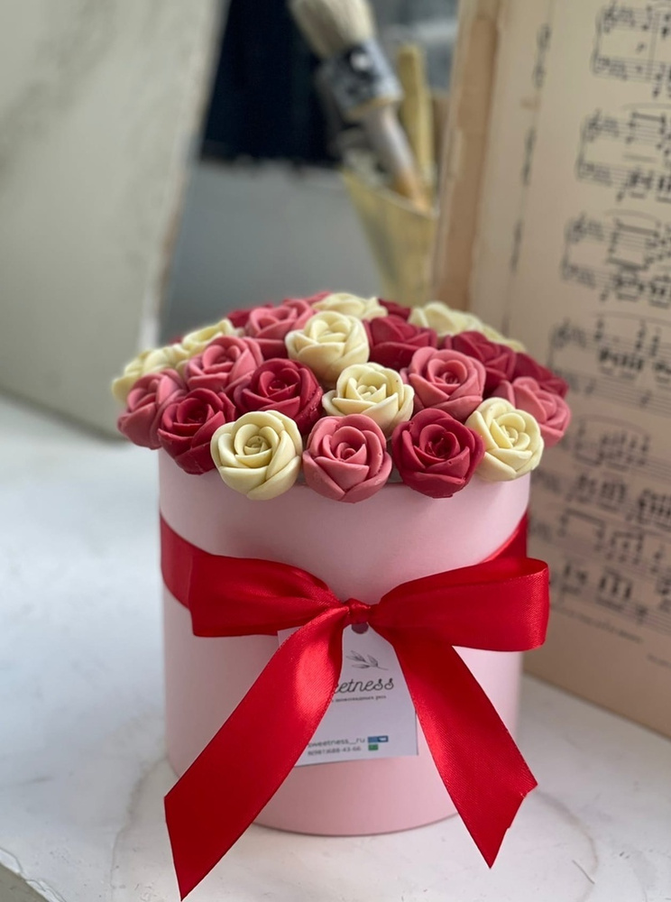 Шоколадные розы 27 роз красные белые и розовые из бельгийского шоколада в шляпной коробке съедобный букет #1