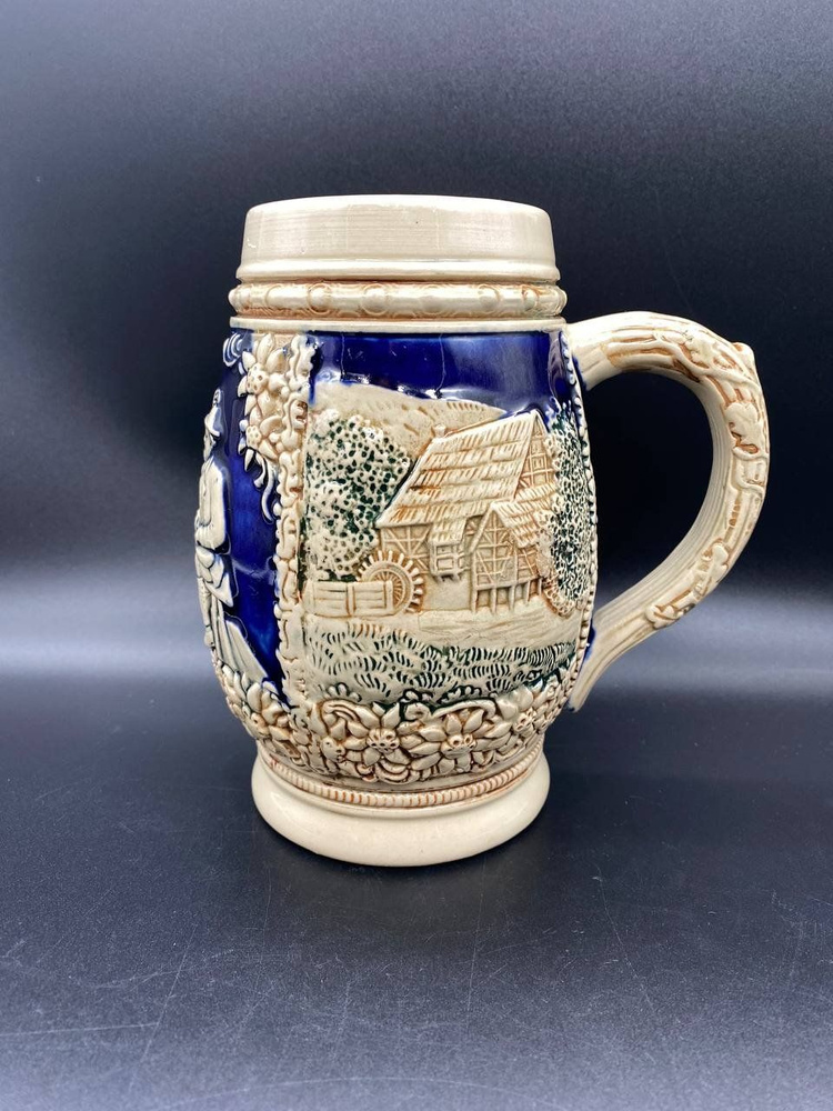 Пивная кружка, декорированная бытовой сценой и деревенскими пейзажами ...