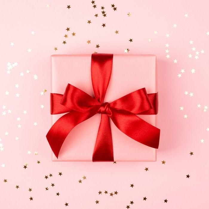 Шоколадные бомбочки – замечательный способ порадовать любимых женщин на 8 марта, вручить в качестве подарка на свадьбу подруге, или подарить на День Рождения маме, бабушке, коллеге
