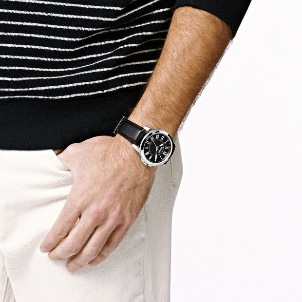 часы на запястье мужчины в рубашке