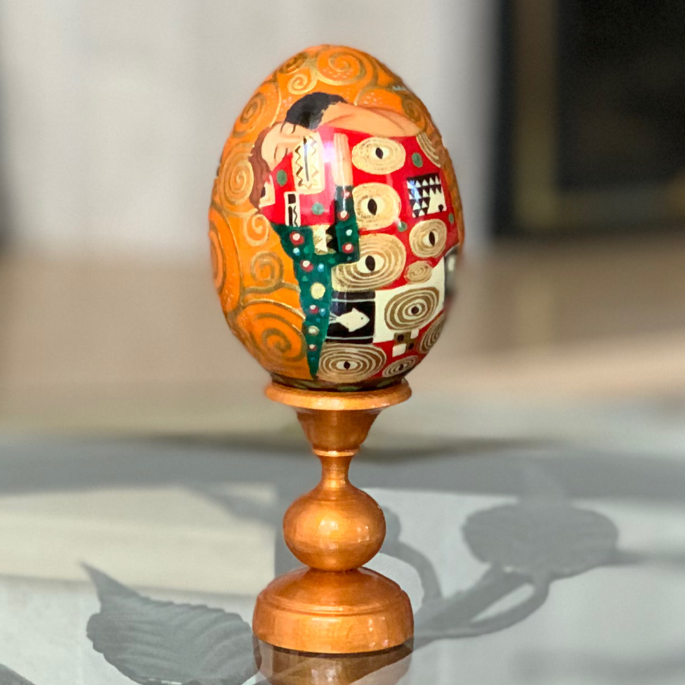 Яйцо деревянное "Объятия.Густав Климт" /яйцо декоративное на подставке/фигурка интерьерная/подарок/сувенир #1