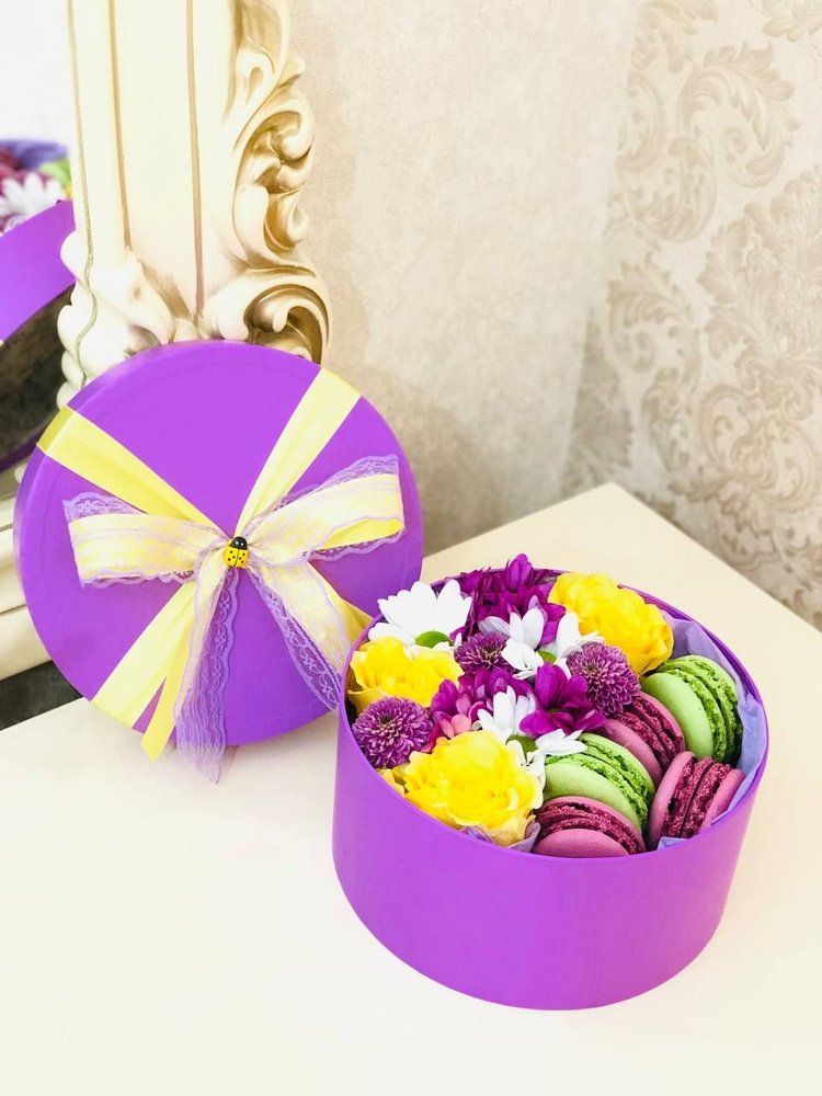 Коробка с цветами и пирожными купить в СПб с доставкой