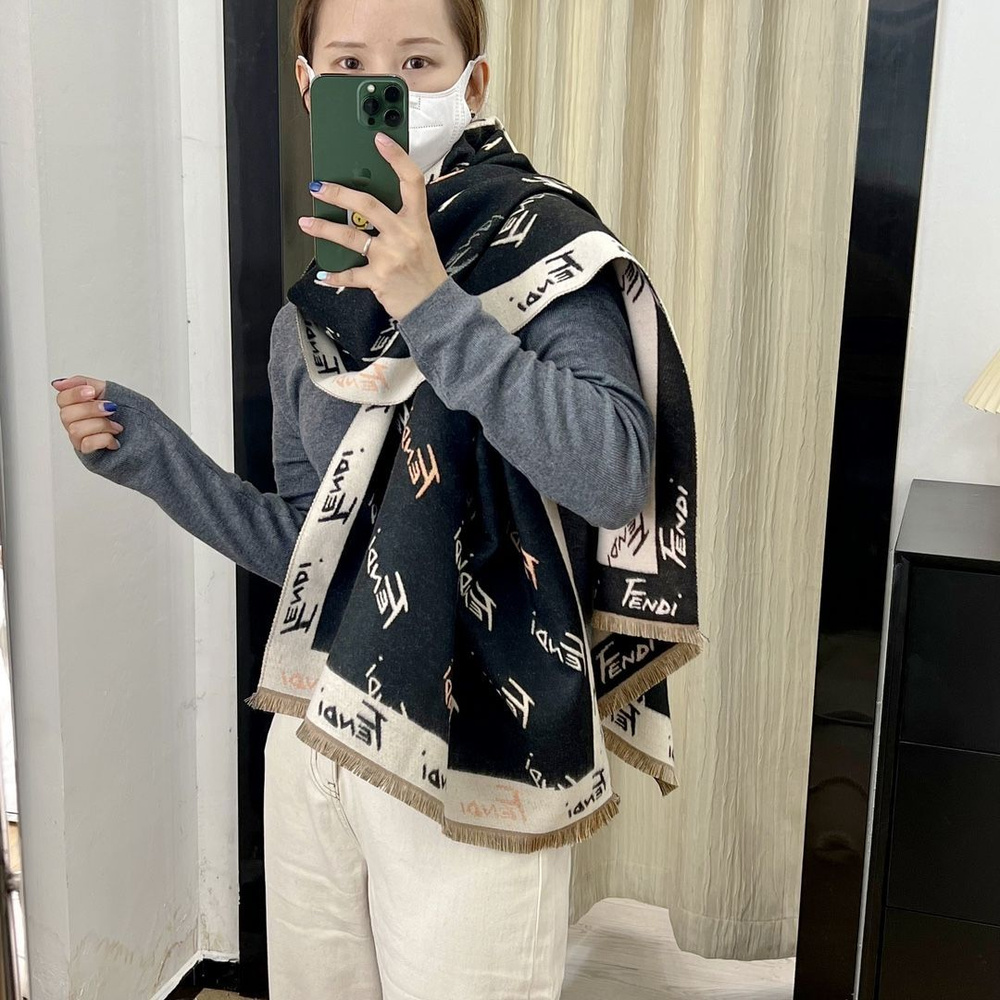 Шарф Fendi - купить с доставкой по выгодным ценам в интернет-магазине ...