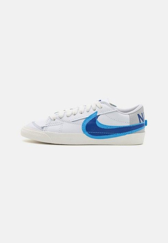 Nike blazer low discount trainers in white