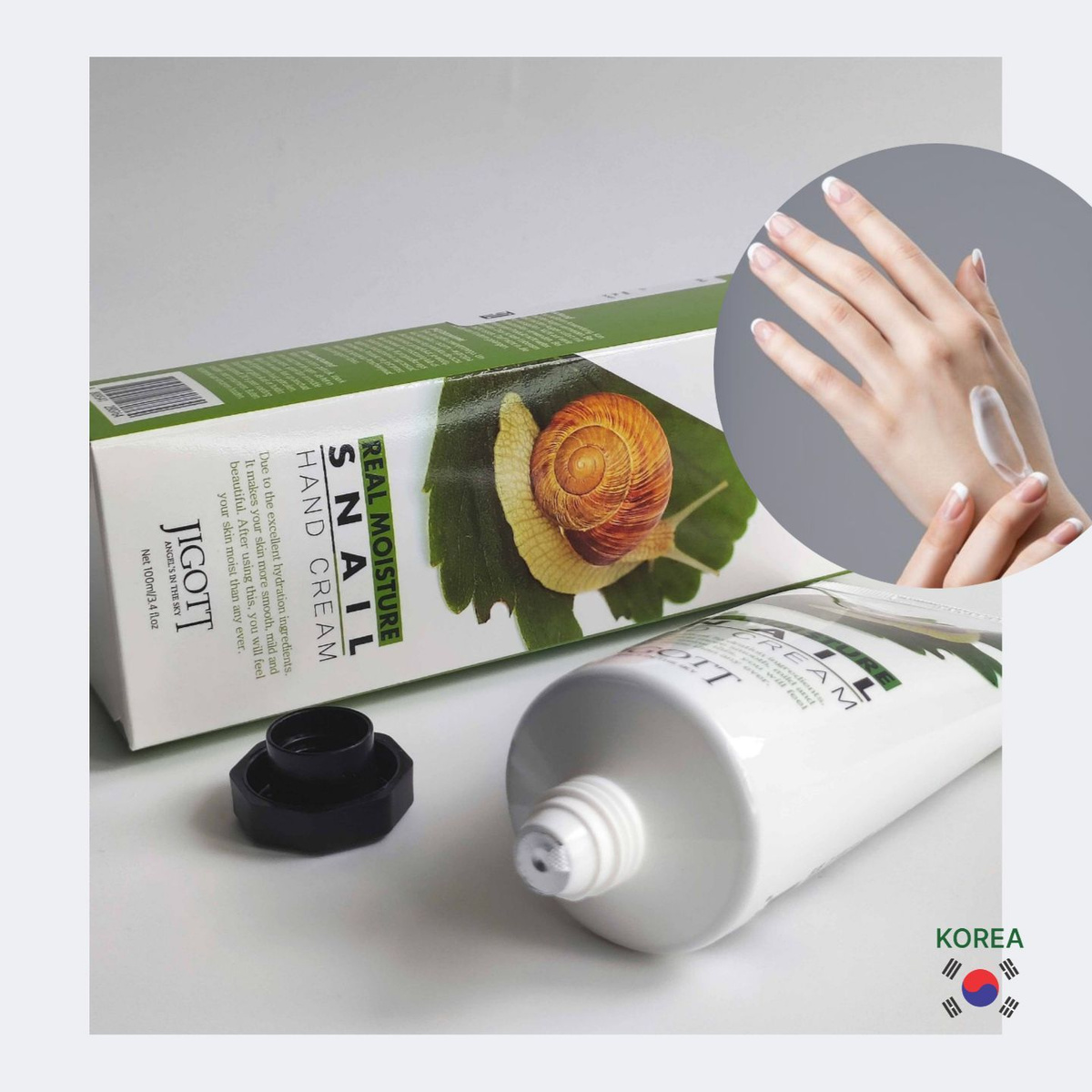 Крем для рук с муцином улитки Jigott Real Moisture Snail Hand Cream создан для интенсивного увлажнения и питания сухой поврежденной кожи рук и локтей.   Эксклюзивная формула средства включает муцин улитки, обладающий омолаживающим, ранозаживляющим, осветляющим, противовоспалительным и антиоксидантным действиями.  Улиточный муцин содержит коллаген, протеины, аллантоин и эластин, которые помогают коже восполнить недостаток влаги и исключают главную причину увядания.  У крема приятный аромат, легкая текстура, он быстро впитывается и моментально снимает стянутость и сухость с кожи рук.