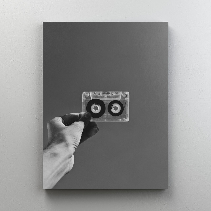 Интерьерная картина на холсте "Ретро аудиокассета в руках" на подрамнике 75x100 см  #1