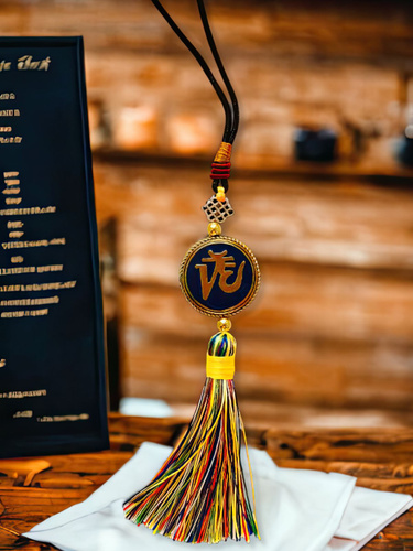 тибетский амулет гау на шее