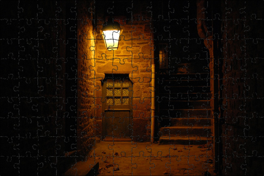 открытая деревянная дверь с солнечным светом