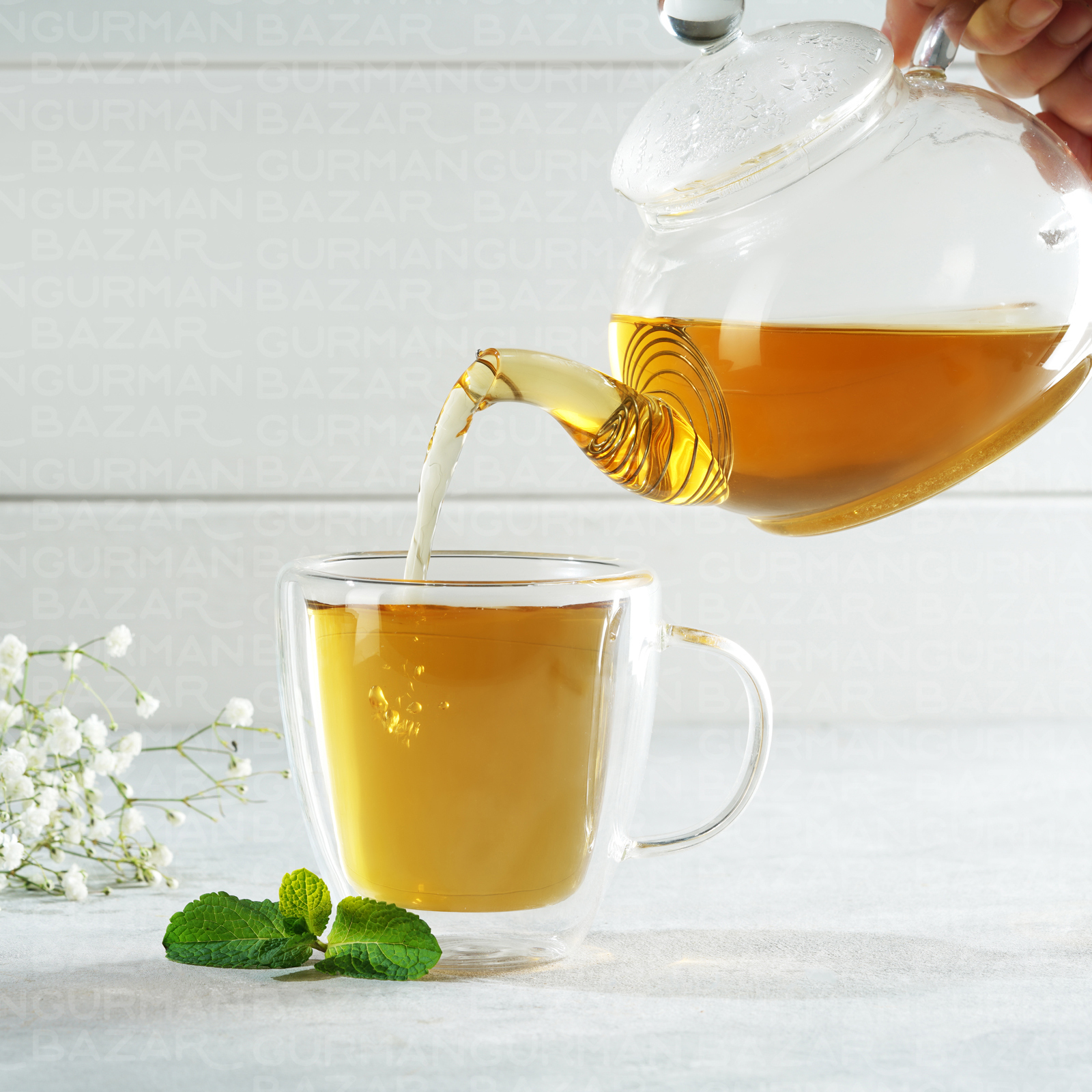 Чай с мятой и лимоном спектакль. Чай мятный персик. Мятный чай при токсикозе. Чай с мятой и лимоном для чего помогает. Можно ли детям пить чай с мятой.