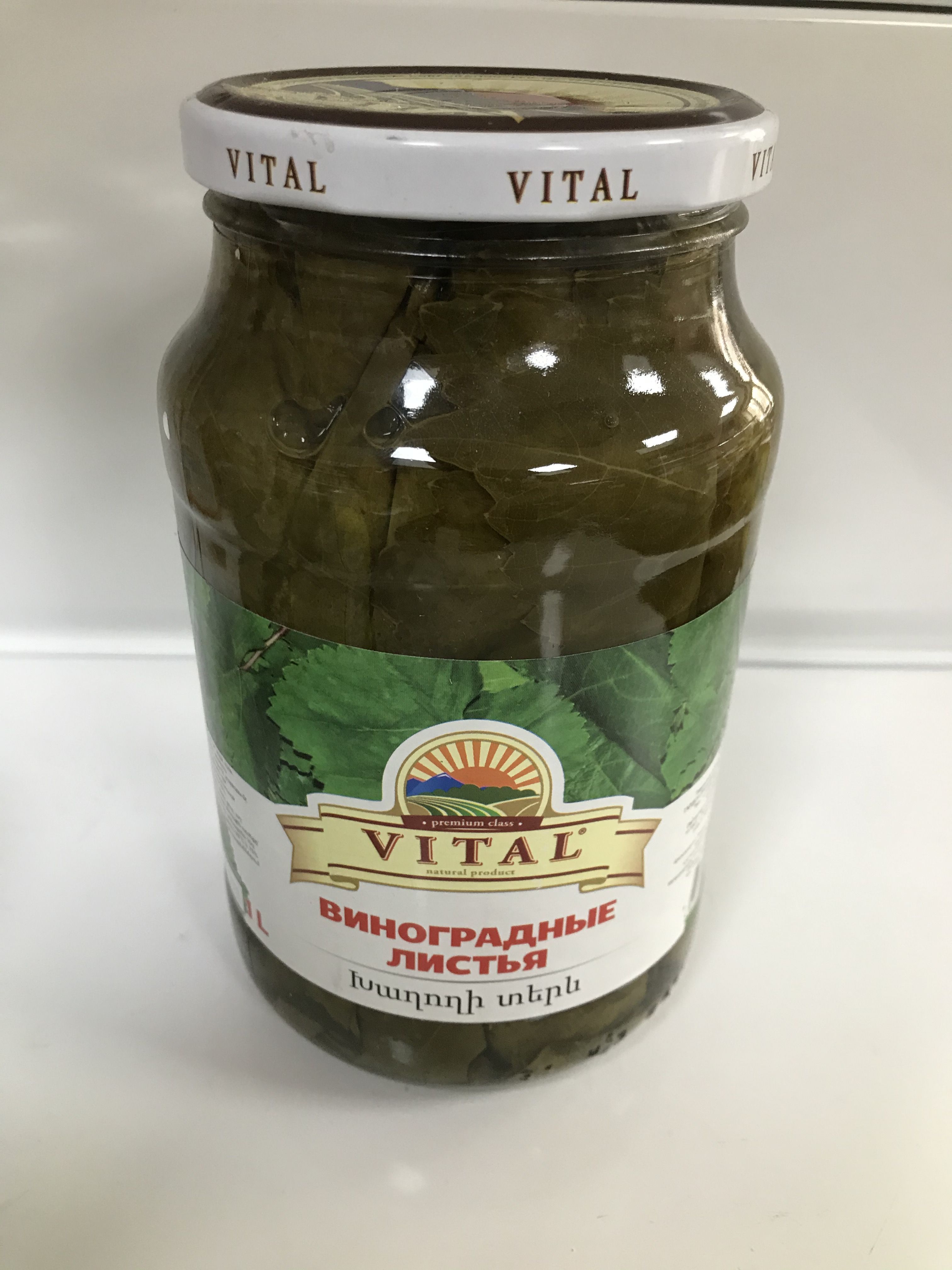 Виноградные листья в период цветения