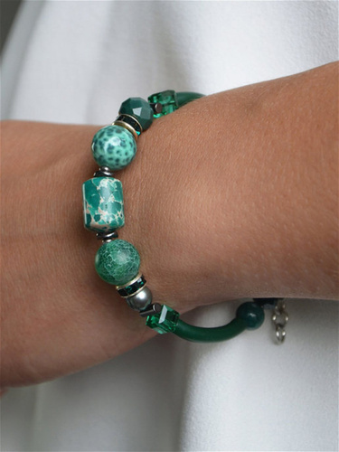 рука с браслетом из натурального камня