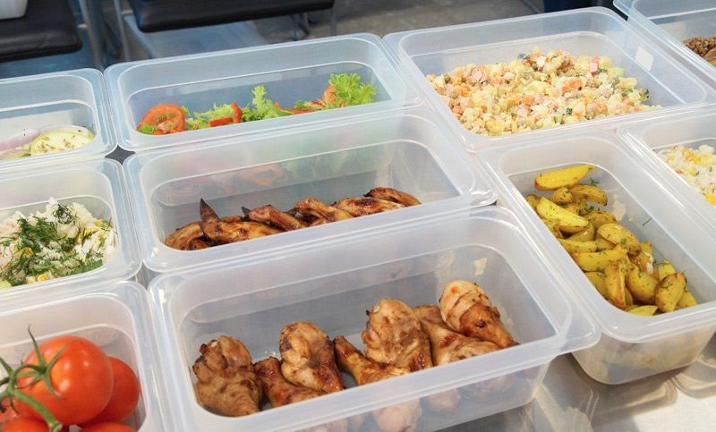 контейнеры с заготовками еды в холодильнике