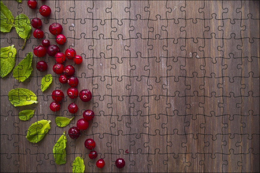 деревянная миска с лесными ягодами и листьями мяты