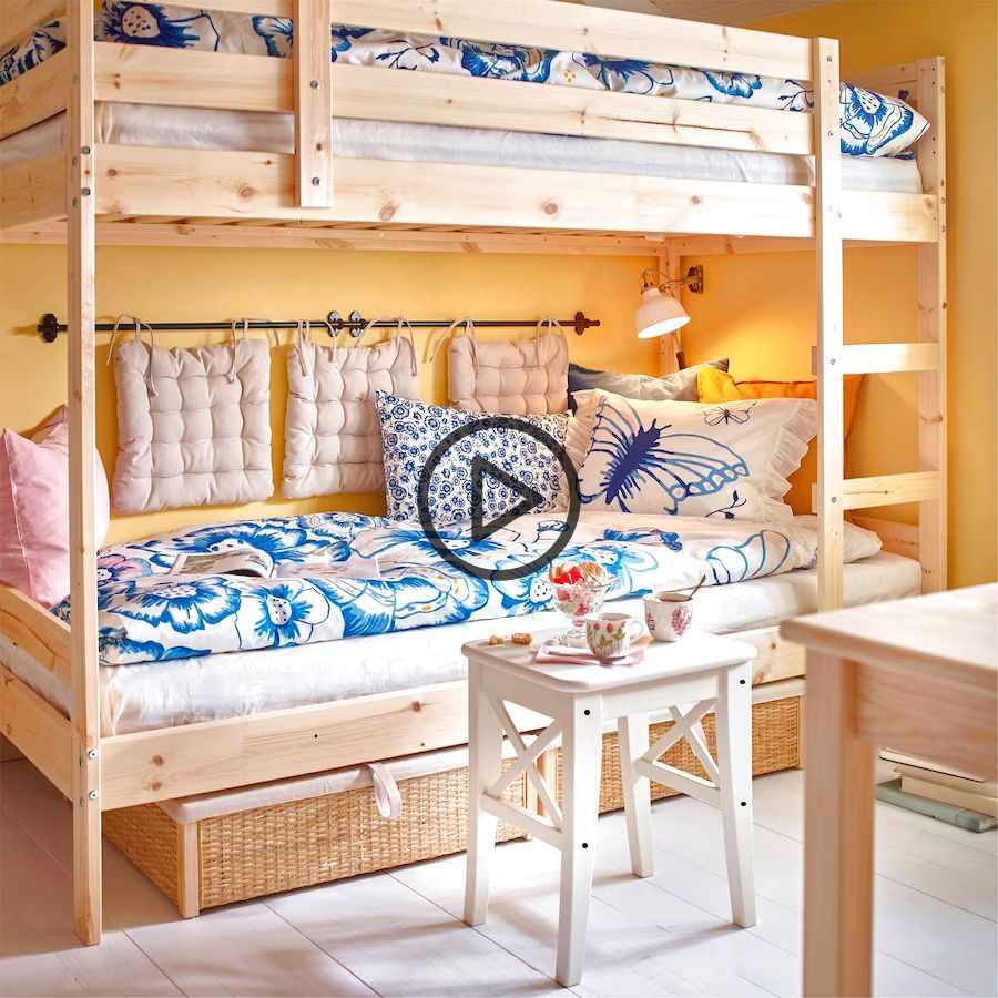 деревянная двухъярусная кровать в интерьере