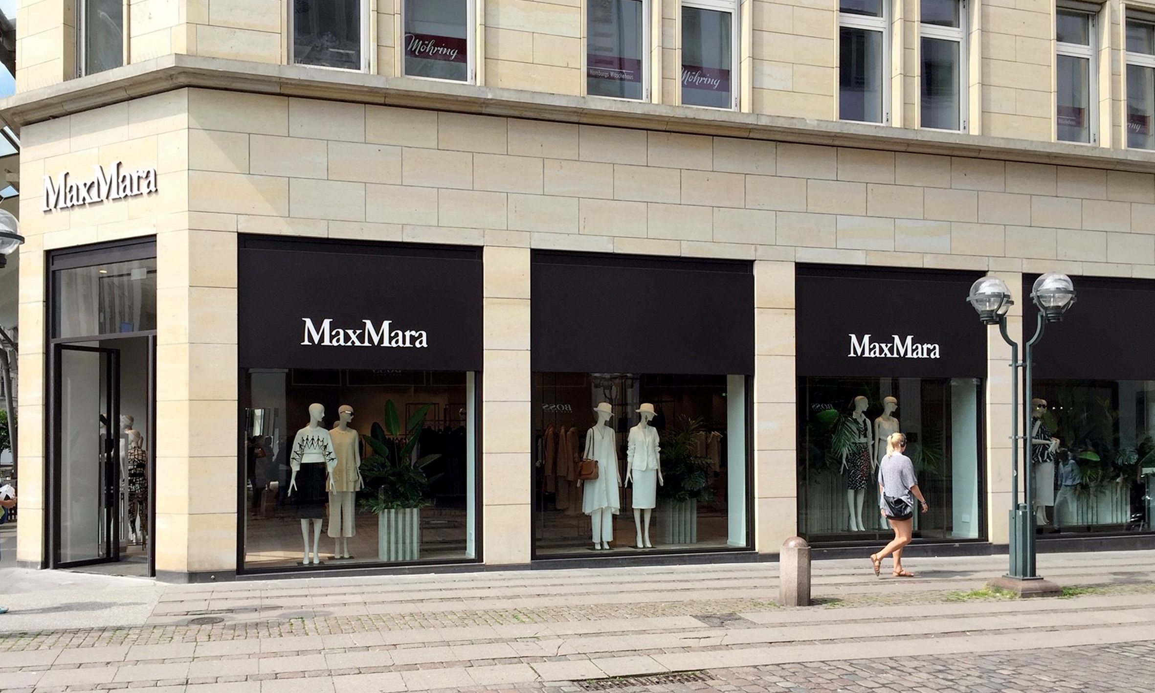 Магазин max mara. Max Mara магазин. Бутик Макс Мара Екатеринбург. Магазин Max Mara в Баку. Max Mara Владивосток магазин.