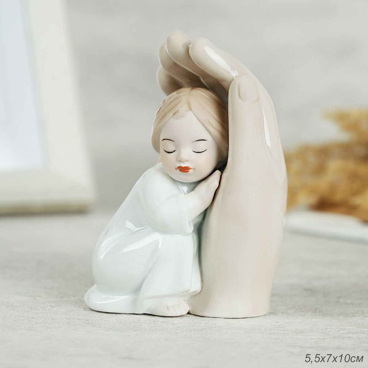 Фигурка Девочка в ладони , фарфор, 10 см