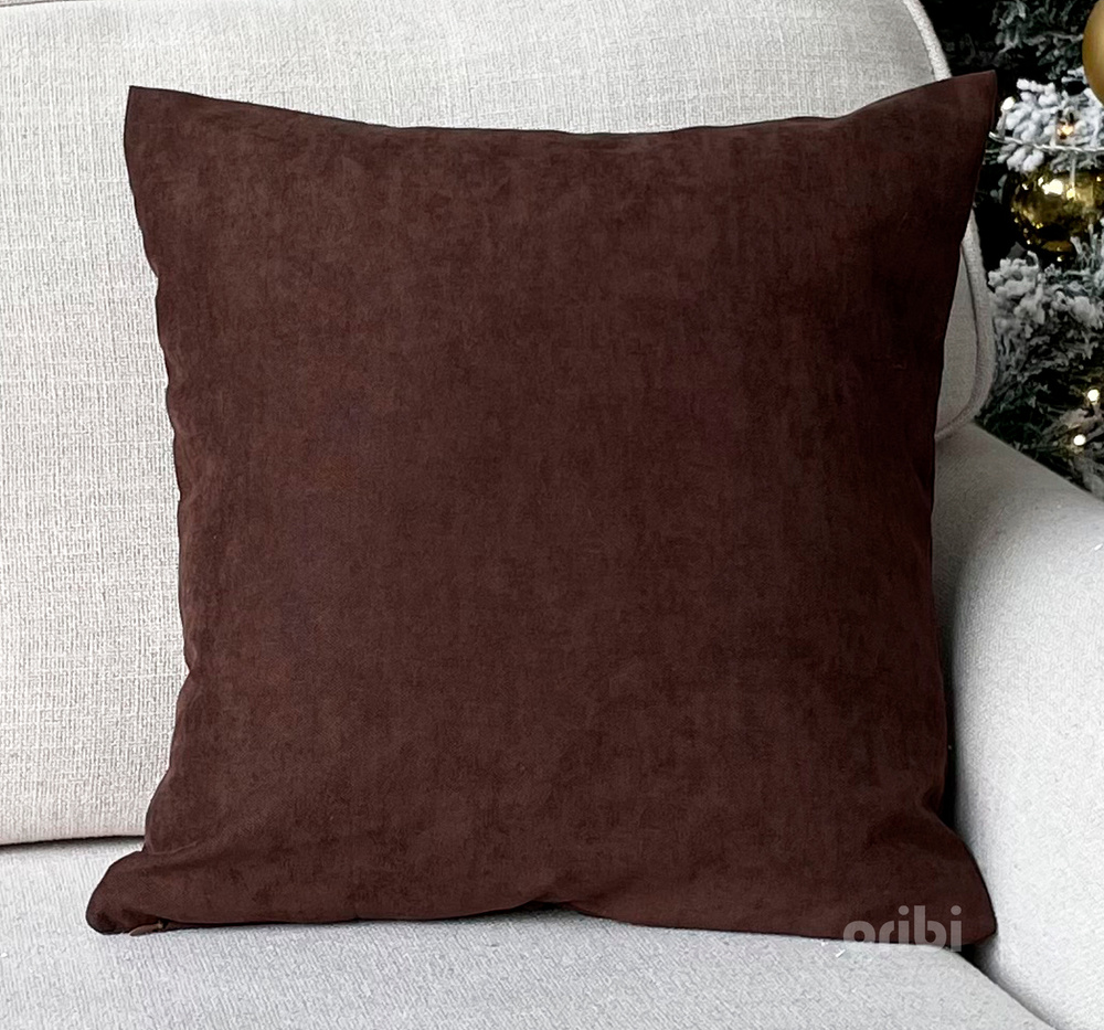 Коричневая наволочка. Henrika чехол на подушку икеа. Подушка коричневая. Подушки коричневые декоративные. Декоративная наволочка коричневая изософт.