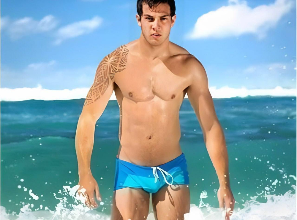Парни в купальниках. AUSSIEBUM плавки. Handlebar AUSSIEBUM. Мужской купальник. Мужчины в плавательных шортах на пляже