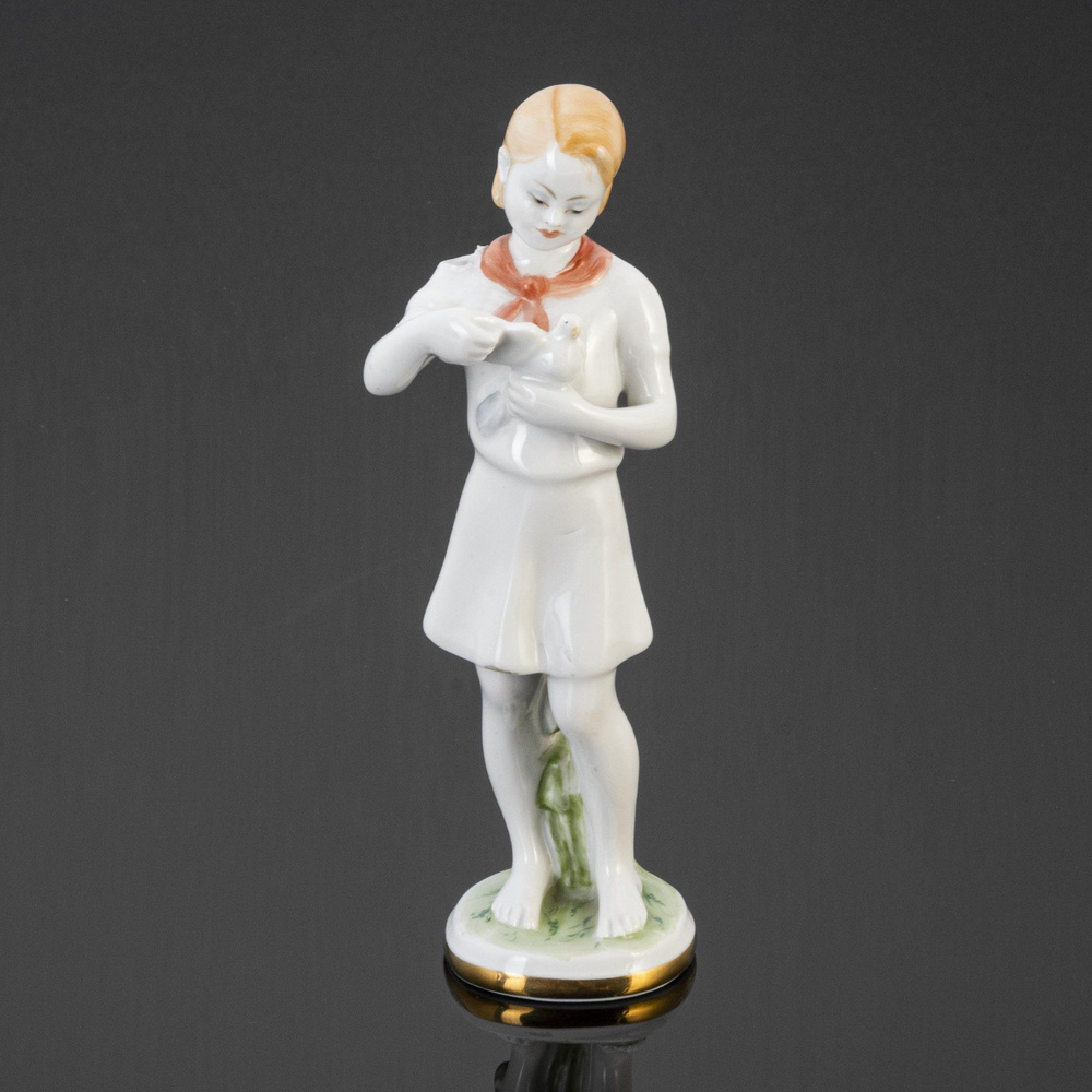 пионерка Статуэтка винтажная Девочка пионерка с голубями, автор Столбова Г., фарфор, роспись, золочение, Ленинградский фарфоровый завод ЛФЗ, СССР, 1950-1955 гг. купить на OZON по низкой цене (1220298852)