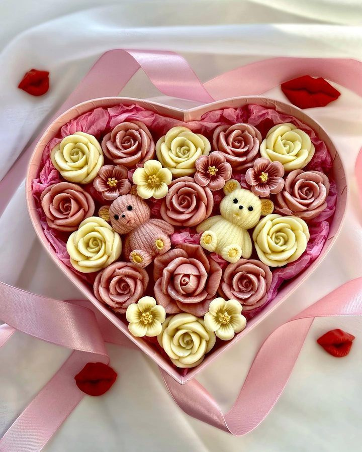Букет из конфет в виде шоколадных роз с шоколадными мишками в коробке формой сердце RZ142MSH4CV ShokoTrendy #1
