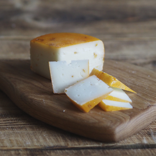 сыр арамель с пажитником. качотта с пажитником. сыр с фенугреком. сыр качотта. сыр полутвердый “качотта”.