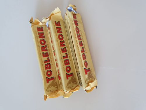 Пирамида из упаковок Toblerone