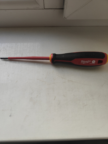 Отвертка трехгранная изолированная Milwaukee VDE SL 0.5X3X100 ...