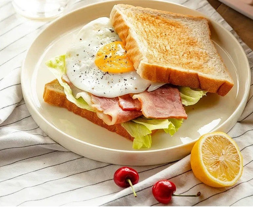 тарелка с едой для завтрака