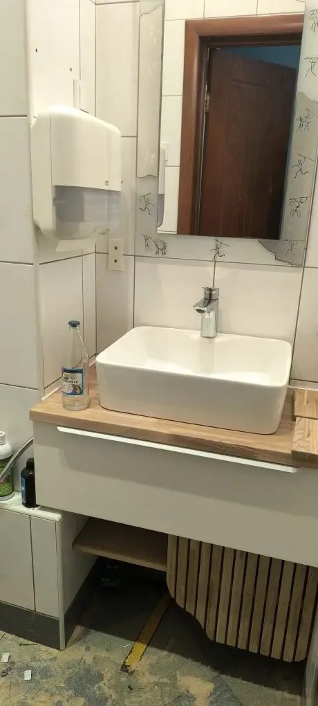 Раковина пришла целая. Цвет белый. Смотрится красиво.