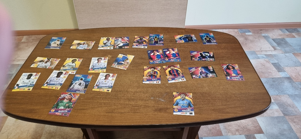 две коллекционные карточки футболистов лежат на столе