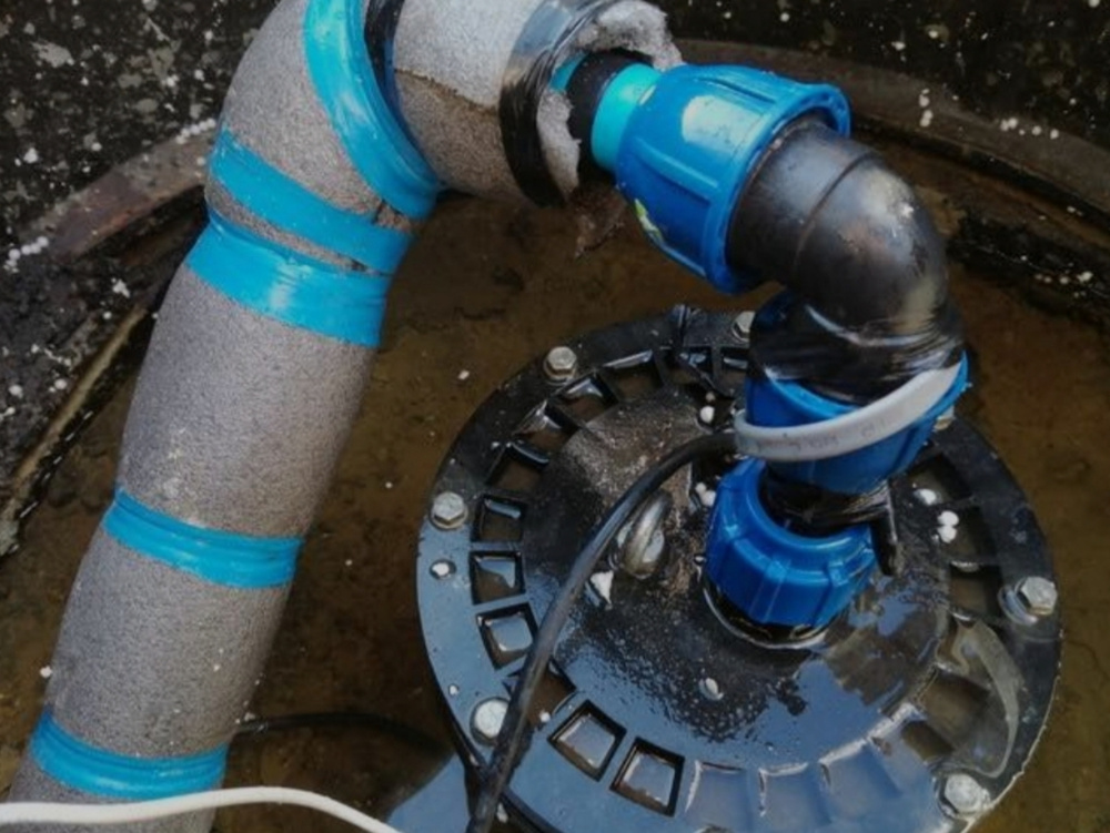 Спуск греющего кабеля в скважину. Греющий кабель саморегулирующийся freezstop inside 10-6. Обогрев скважины пленкой. Обогрев водопровода греющим кабелем. Греющий кабель для водопровода пнд 32.