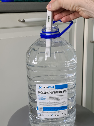 Как получить дистиллированную воду в домашних. Вода дистиллированная REINWELL 5л.. Долив дистиллированной воды. Аппарат для дистиллированной воды. Дистиллированная вода для автомобиля.