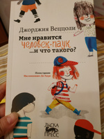 Красивая молодая негритянка лежа в деревянный пешеходный мост на пляже