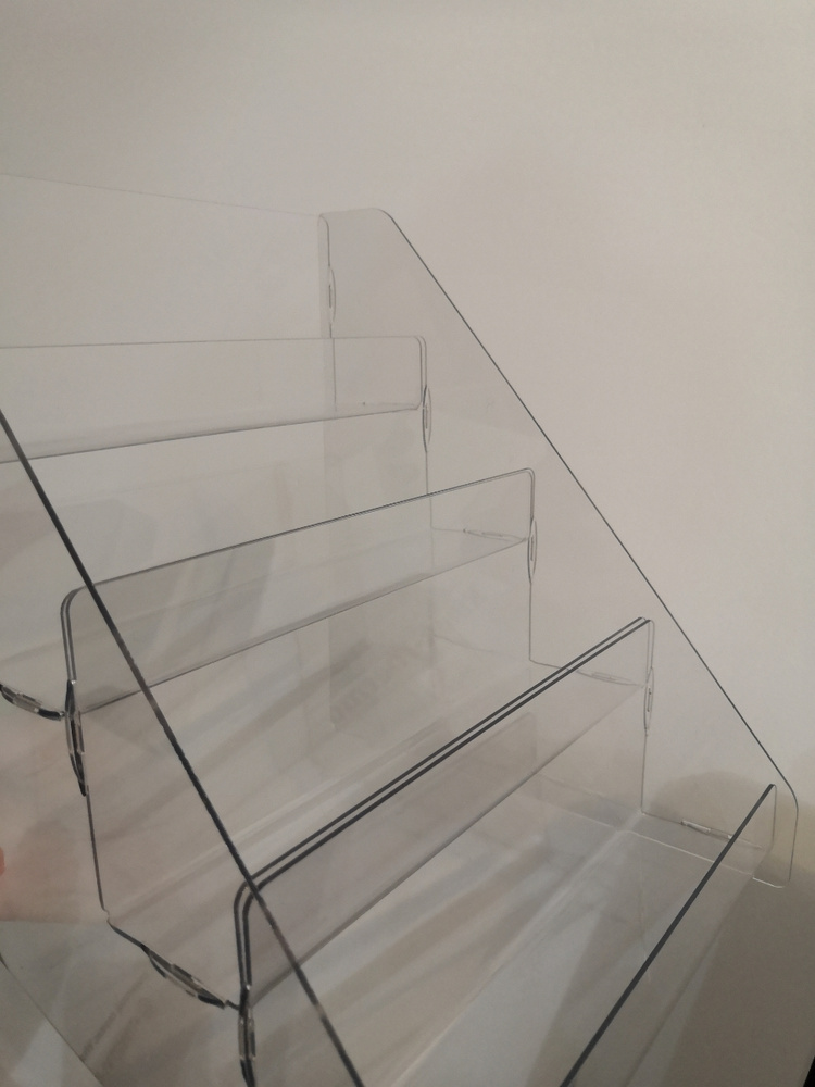 горка из оргстекла/ Прозрачная витрина-стеллаж настольный торговый ...