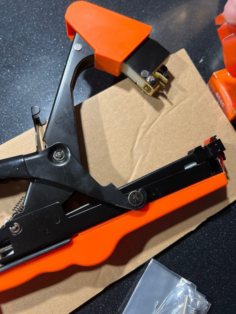 Тапенер для подвязки растений, Набор: Степлер садовый BZ-2 + лента для ...