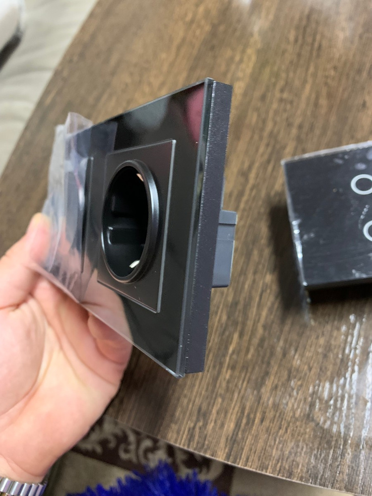 Встраиваемая четверная черная розетка, корпус из закаленного ...