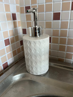 Диспенсер для жидкого мыла керамический ND Play "White Lily" / Дозатор для моющего средства для ванной и кухни (размер: 6,5х6,5х16,5 см) #3, Елена К.