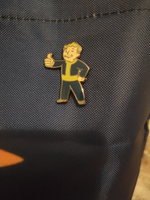 Значок металлический, пин Волт-Бой (Vault Boy) из игры Fallout / Фоллаут на рюкзак, сумку #75, Юлия Л.