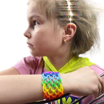 Плетение на рогатке браслета коса из резинок Rainbow Loom Bands. cachay.video Плетение из резинок.