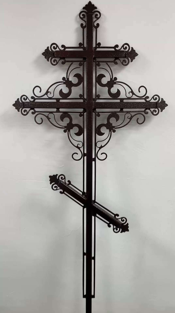 Металлический крест на могилу