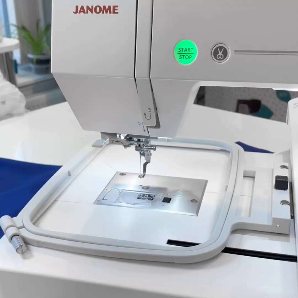 Вышивальная машина Janome Memory Craft 550E - купить с доставкой по  выгодным ценам в интернет-магазине OZON (1230845123)